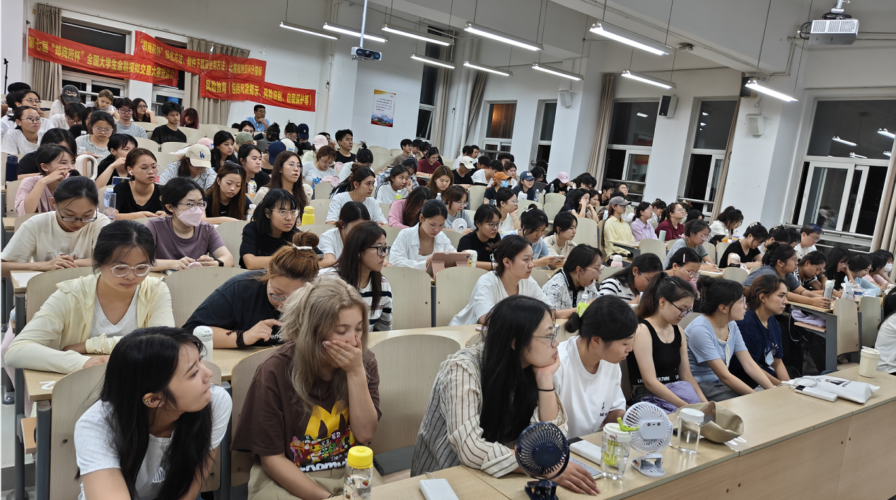 期貨知識進校園” 暨第七屆“鄭商所杯”全國大學(xué)生金融模擬交易大賽宣講會 新聞稿 期貨知識進校園” 暨第七屆“鄭商所杯”全國大學(xué)生金融模擬交易大賽宣講會 新聞稿